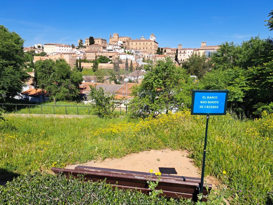 Un mirador con encanto: El banco más bonito de Cáceres
