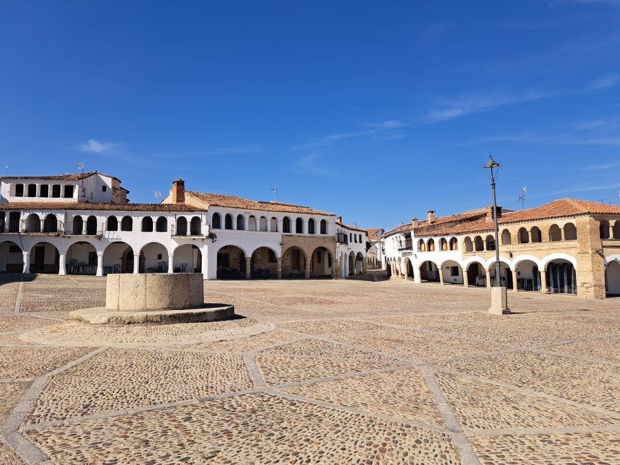 Historia y curiosidades de la plaza porticada de Garrovillas de Alconétar